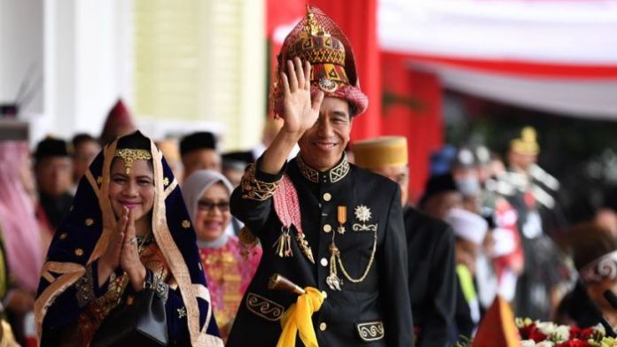Presiden Jokowi dan istri memakai baju adat Aceh (Foto: Lensaindonesia)